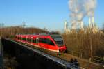 644 022 fuhr am 28.12.14 vor der Kulisse des Kraftwerkes Neurath an den beiden Fotografen vorbei.

Seit dem Fahrplanwechsel werden auf der Erftbahn(Kongo)-Strecke Triebwagen der Baureihe 644 eingesetzt, die mit Aufnahme des Lint 54/81 Betrieb auf der Eifelbahn (Vareo-Netz) frei wurden und die bisher hier eingesetzten 628.4 Triebwagen ablösten.