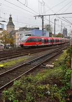 644 032 führt eine RB nach Köln Deutz/Messe, hier fährt der Zug in den Kölner Hbf ein.