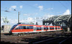 Talent Triebwagen 644560 verlässt hier am 26.2.2002 um 13.20 Uhr die Hohenzollernbrücke und fährt in den HBF Köln ein.