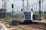 Zwei Stadler Gelenktriebwagen der Usedomer Bäderbahn erreichen aus Świnoujście kommend den Hauptbahnhof von Stralsund.