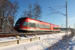 Der GTW 2/6 fährt bei strahlender Wintersonne am 29.12.2014 durch Nassenheide nach Templin Stadt.