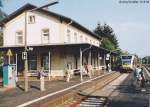 Der Triebwagen HLB 127 wartet am 30.8.05 im Bahnhof Lich auf den entgegenkommenden Zug aus Gieen.