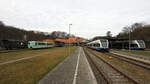 Ein kleines Generationentreffen ist hier zu sehen - wie fast jede halbe Stunde in Heringsdorf ;-)    Zu sehen sind zwei Doppeltraktionen Stadler GTW der UBB, davon eine nach Züssow, die andere