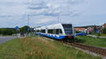 Die RB23 der Usedomer Bäderbahn ins Seebad Heringsdorf kurz vor der Einfahrt in den Bahnhof Ückeritz.
Aufgenommen im Juli 2023.