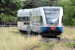 PEENEMÜNDE (Landkreis Vorpommern-Greifswald), 07.07.2025, RB24 nach Zinnowitz kurz nach Ausfahrt aus dem Bahnhof Peenemünde