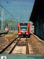 Direkte Frontaufnahme eines einfahrenden 646/946 in den Hauptbahnhof Kassel