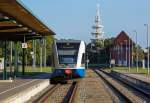 Stadler GTW Dieseltriebwagen der UBB fährt an den Bahnsteig im Seebad Heringsdorf. Das kann man nicht nur vom Bahnsteigende beobachten, sondern auch vom Aussichtsturm im Hintergrund. - 23.09.2014
