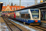 Durch den Tausch (wegen Wartung d.Fahrzeuge) der Triebwagen, die von Sassnitz und von Neustrelitz kamen, standen in Stralsund ein DB Talent 2 nach Rostock und ein UBB Stadler GTW nach Barth am Bahnsteig 4. - 09.01.2017