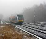 Nebel in Herdorf: GTW 2/6 der Hellertalbahn kommt von Neunkirchen/Siegerland hier am 13.02.2011 kurz vor der Einfahrt in den Bahnhof Herdorf.