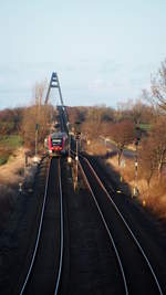 Richtungsweisend.

648 351 (Lint 41) ist hier als RB 21731 auf dem Weg von Burg(Fehmarn) nach Lübeck Hbf.
Gerade kam er die eingleisige Rampe von der Fehmarnsundbrücke herunter und ist nun auf dem Richtungsgleis nach Großenbrode. Auf der Insel wird die Strecke ebenfalls wieder zweigleisig.

Großenbrode, der 18.03.2017