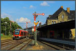 648 268 der DB Regio erreicht den Bahnhof Goslar und passiert dabei das Empfangsgebäude und die Ausfahrsignale.