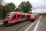 Zwei Züge der Taunusbahn begegnen sich am Nachmittag des 13.10.2025 in Friedrichsdorf-Köppern. Rechts STN RB 15 nach Friedrichsdorf/Taunus(Leider mit falsch eingestellter Anzeige)und Links die STN RB 15 nach Brandoberndorf.