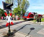 Gredl heute. Genauer, vor 2 Tagen. Die personelle Variante zur BÜ-Absicherung ist auch relativ ausfallsicher, im Gegensatz zu einem BÜ in Eckersmühlen am selben Nachmittag, dessen Halbschranken und Blinklichter sich vom herannahenden Zug nicht beeindrucken ließen, so daß der Tf anhalten, aussteigen und die Sache mit dem Schlüsselschalter erledigen mußte.
Am selben Tag gabs dann aber ab ca. 18 Uhr gar keinen Zugverkehr mehr, wohl wegen einer technischen Störung. So wanderte denn vom Bf Roth ein Strom, dennoch froh gelaunter, Menschen auf dem reichlich 1 km langen Fuß-und Radweg zum Frühlingsfest auf dem Festplatz. SEV per pedes. Später gabs dann auch Busverkehr.
__02-05-2026