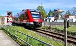 Gredl heute. Genauer, vor 2 Tagen. Der mit Andreaskreuz und rotem Blinklicht gesicherte Bahnübergang am Haltepunkt Roth Lohgarten, der als Zugang u.a. zum Festplatz dient, wird für die Dauer von dort stattfindenden Events zusätzlich personell mit Absperrkette gesichert. Wie in alten Zeiten, aber ohne rote Flagge.__02-05-2026 