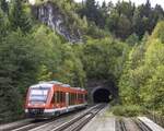 Als 648 805 am 13.7.02 aus dem 170 m langen Haidenh�beltunnel kam, lagen auf der Pegnitzbr�cke westlich davon noch drei Gleise.  