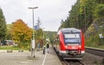Herbststimmung in Rupprechstegen am 6.10.12: 648 320 legte als RB nach N�rnberg eine kurze Pause ein. Der „Rast-Waggon“ am linken Bildrand geh�rt zum gleichnamigen Gasthaus.