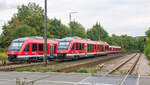 Blick �ber die Schranke des Bahn�bergangs, der am Ostrand des Bahnhofs Neukirchen liegt: 648 303 stand am 29.9.12 mit zwei weiteren LINTs auf dem Abstellgleis und 648 824 fuhr als RB von Hersbruck nach N�rnberg auf Gleis 2 ein.
