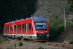 Im sauberen DB-rot erklimmen 648 118 und ein Schwestertriebzug als RE57 (RE 29555)  Dortmund-Sauerland-Express , von Dortmund nach Winterberg (Westf), die Steigung vor dem bekannten Wintersportort.