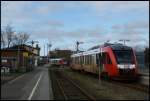 Ein LINT 41 der SHB steht am 05.04.2008 in Heide zur Abfahrt bereit , whrend ein weiterer LINT gerade den Bahnhof in Richtung Bsum verlsst.