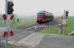 ..nakalte Nebelschwaden ziehen beim ersten   Bchsenlicht   ber die Hochebene bei Neuenrade - RB 54 (Hnnetalbahn) hat es eilig und mu nach Unna/Westf. - (13.4.10)