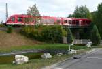 Blick nach Osten auf die Brcke der KBS 808 ber die B 466 am 5.10.11: 648 808 wird in wenigen Sekunden in Steinach am Bahnsteig ankommen.