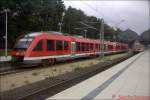 Nach der Ankunft im Kieler Hbf warten beide Triebwagen im Sommer 2002 auf Reisende in Richtung Flensburg.