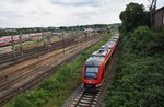 648 961-0 und 648 953-7 sind am 26.6.2016 als RE74 (RE21222) von Kiel Hauptbahnhof nach Husum unterwegs. Soeben haben sie die Gablenzbrücke in Kiel unterquert.