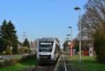 648 328-2 beim Halt in Blumenkamp am 30.3.2019 
Noch herrscht hier Nebenbahn Idylle auf der Bocholter Bahn. Noch bis 2021 soll die Strecke fast komplett modernisiert werden, dazu zählt der Barrierefreie Umbau der Bahnsteige an jeder Station sowie der Bau von Oberleitung, der Umbau von 11 Bahnübergangen um die Strecke von derzeit 80km/h auf 100km/h zu ertüchtigen und der Umbau der Bahnhöfe Hamminkeln und Bocholt auf ESTW. Hamminkeln und Bocholt werden jeweils Mittelbahnsteige erhalten und Hamminkeln wird dieser planmäßiger Kreuzungsbahnhof denn man möchte hier nach dem Umbau einen 30Minutentakt erreichen sowie eine Umstiegsfreie Verbindung nach Düsseldorf durch eine Flügelung in Wesel.

Blumenkamp 30.3.2019