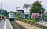 Mit einem RE von Kleve nach Düsseldorf fährt 648 425 mit zwei weiteren 648 am 19.06.2021 im Bahnhof Weeze ein.