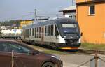 Ein Coradia LINT des Unternehmens LEO Express, für den Nahverkhr im Pardubický kraj (deutsch Pardubitzer Region)unterwegs, fährt zur ehemaligen CD Tankstelle in Letohrad (deutsch: