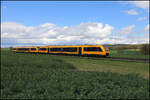 Ein Zug der Oberpfalzbahn ist hier bei Wenzenbach am 19.4.2026 um 15.12 Uhr auf dem Weg zum Zielbahnhof Regensburg. Es führt der VT 648203.