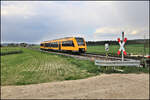 Eine Fernverkehrsstrecke mit Anrufschranke! Bei Wenzenbach passiert hier der VT 648209 der Oberpfalzbahn am 21.4.2026 um 16.08 Uhr auf der Fahrt nach Regensburg diesen Bahn Übergang.
