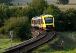 Im letzten Sonnenlicht macht sich am 31.08.2008 ein Triebzug der FKE auf den Weg in Richtung BAd Homburg. Die groe Kurve um Hundstadt herum bietet vielfltige Fotostandpunkte, und die Geschwindigkeit ist auch nicht so hoch, dass man extrem kurz belichten msste.