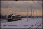 VT xxx fährt im letzten Abendlicht am 17.12.2010 in Duisburg Hbf ein