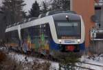 Die Triebwagen VT564 + 558 bei der Einfahrt in den Bahnhof Kevelaer am 27.12.2010 kurz vorm Bahnbergang Bahnstrae am Bahnhof Kevelaer. Die beiden NWB Triebwagen versehen ihren Dienst auf der Linie RE10 von Kleve nach Dsseldorf. Ach so fr die jenigen die glauben ein deja vue zu haben, mein erstes BilD bei Bahnbilder zeigt an dieser Stelle einen DB-Triebwagen. Wie die Zeiten sich ndern.