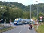 BRB-VT 215 fhrt am 31.7.13 in Eichsttt ber den Bahnbergang neben der Schlagbrcke. (Blick nach Osten) 

