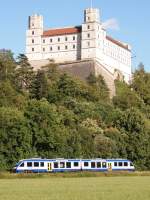 BRB-VT 225 rollt am 31.7.13 unter der Eichsttter Willibaldsburg durch das Altmhltal.