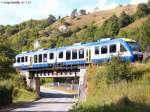 BRB-VT 215 berquert am 31.7.13 sie Straenbrcke zwischen Wasserzell und der Hofmhle. (Blick nach Norden) 

