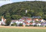 Ein BRB-Triebwagen am 31.7.13 ber den Dchern von Wasserzell. Links liegt der kleine Haltepunkt im Waldhang, rechts Eichsttt Bahnhof an der Hauptstrecke Ingolstadt - Treuchtlingen. 

