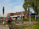 Am Bahnsteig vor dem EG steht 648 339 als RB 11819 Lübeck - Lüneburg.
