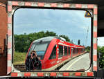 Spiegel-Experiment mit 648 456-1 (Alstom Coradia LINT 41) von DB Regio Schleswig-Holstein (DB Regio Nord) als RE 21815 (RE83) von Lübeck Hbf nach Lüneburg, der im Bahnhof Büchen auf