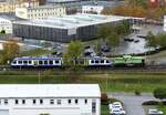 Die Erfurter Bahn mit der Werklok 22  Lisa , 9880 3293 025-3 D-EIB schleppt den havarierten Triebzug 9580 0648 210-2 D-EIB am 11.11.2023 in Gera ab.