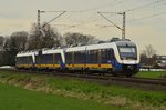 Drei Lint 41/648 der NWB sind hier bei Bösinghoven als RE10 nach Kleve unterwegs am Nachmittag des 31.3.2016