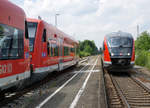 DB: Dieselbetrieb im Allgäu.
Die BR 650 von REGIO DB.
Im Bahnhof Sontheim Schwaben trifft am 1. Juni 2017 eine Doppeltraktion der BR 650 auf den RB Mindheim mit 642 632.
Foto: Walter Ruetsch 