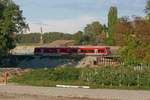 Baustelle Eisenbahnbrücke über die B31n (|) - Am 07.10.2018 befinden sich bei Fischbach zwei Regio Shuttle als RB 22780, Friedrichshafen - Radolfzell, zwischen zwei Behelfsbrücken, die später einmal die Widerlager für die Eisenbahnbrücke über eine vierspurige Bundesstraße sein werden.