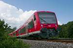 Von Friedrichshafen kommend fahren 650 104 und zwei weitere Triebwagen der Baureihe 650 am 27.07.2019 als RB 22776 in Kürze und mit 25 Minuten Verspätung in den Zielbahnhof Radolfzell ein.