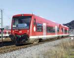 Ein VT 650 fhrt auf der Ammertalbahn aus dem Bahnhof Herrenberg Richtung Tbingen aus.