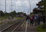 Die echte Premierenfahrt auf der Ablachtalbahn.

650 116 der DB darf von Herbertingen einfahren während die Menge der Fahrgäste am Bahnsteig weder auf den Zug nach Sigmaringen wartet noch auf den den Gegenzug sonder alle wollen nach Stockach. Im Hintergrund kann man noch die überraschend kompletten Bahnanlagen von Mengen erkennen, sogar ein Ablaufberg ist noch vorhanden. 08. August 2021.