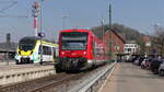 DB 650 011 fährt mit einem weiteren 650 am 23.03.2022 als RB nach Reutlingen Hbf in Herrenberg ab. Im Nachbargleis steht 8442 100 im Probebetrieb auf der RB14A.