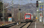 Auf scheinbar zwei Räder balancierend - 

... fährt 650 301 über einen Gleiswechsel. Innerhalb weniger Minuten kam zweimal ein Regioshuttle auf dem 'falschen' Gleis und wechselt dann am Bahnhof Wendlingen auf das andere Gleis.

29.02.2024 (M)